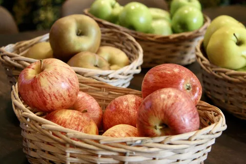 different varieties of apples in baskets